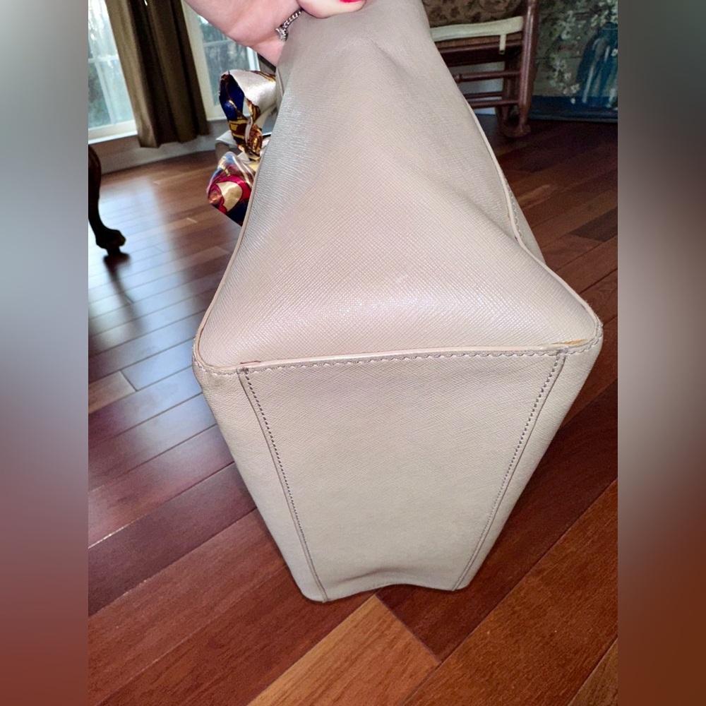 TORY BURCH Elegant Taupe Tote Bag with Accent scarf - Picture 4 of 13